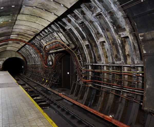 U-Bahn-Schacht mit Kabeln