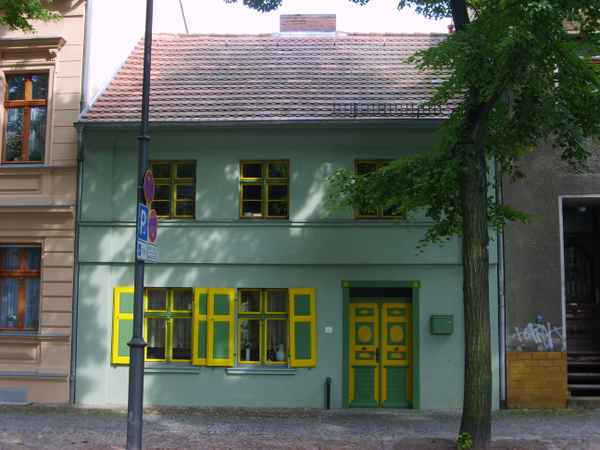Das ganze grün/gelbe Haus