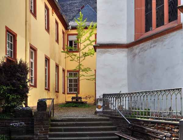 Klosterfassade mit Bäumchen