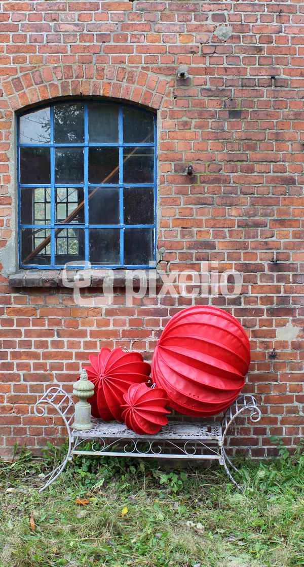 Rote Lampions auf einer Bank