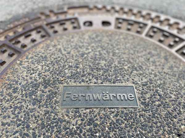 Kanaldeckel mit Aufschrift Fernwärme / Foto: Alexander Hauk
