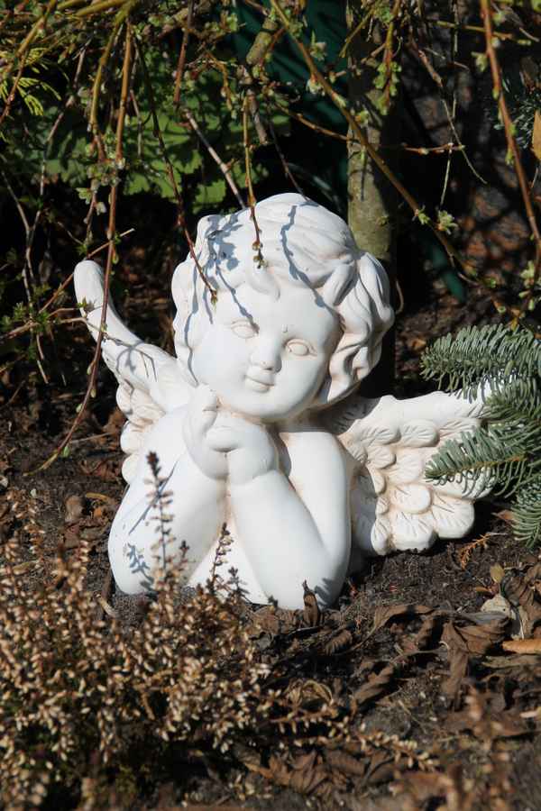 Ein weisser Engel unter einem Baum