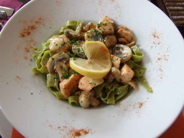 grüne Bandnudeln mit Lachs und Champignons