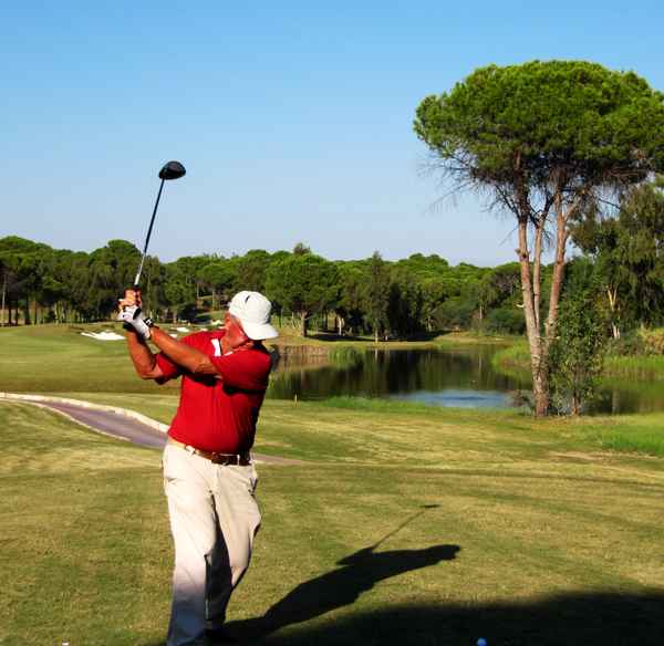 Seniorengolfer beim Abschlag_2