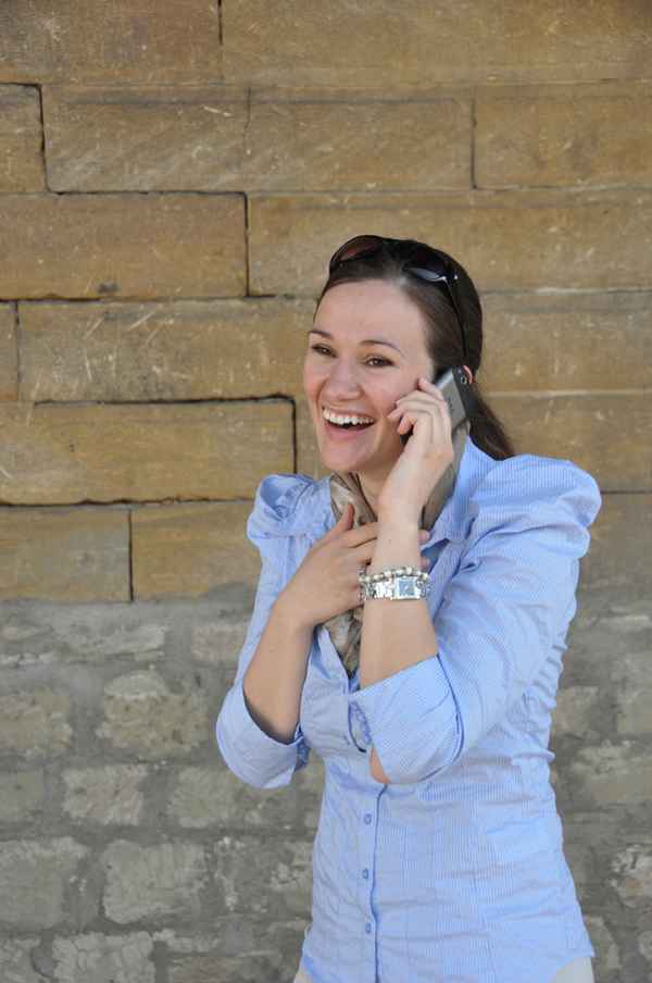 Junge Frau telefoniert mit Smartphone