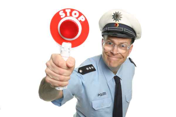 STOP! Führerschein und Fahrzeugschein, bitte!