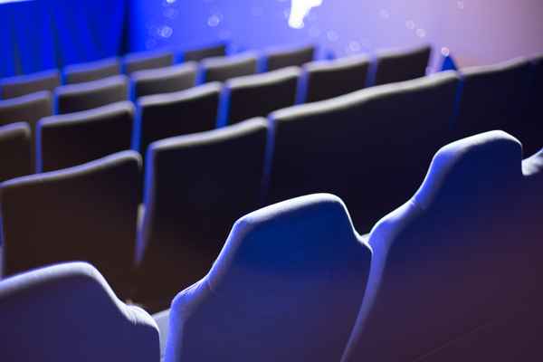 Kino-Sitzreihen  blau von hinten