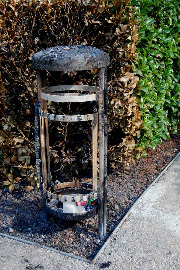 abgebrannter öffentlicher Mülleimer