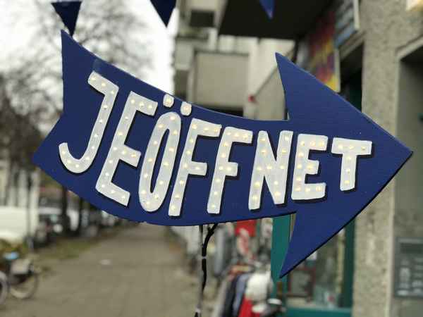 Schild "Jeöffnet" - Geöffnet