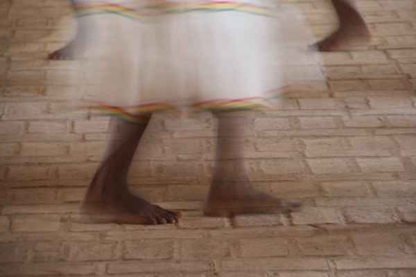 Eine alte Chiquitana tanzt in San Ignacio de Velasco / Bolivien