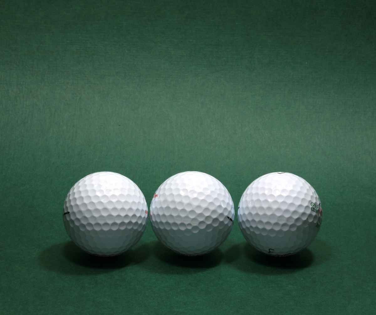 Drei Golfbälle