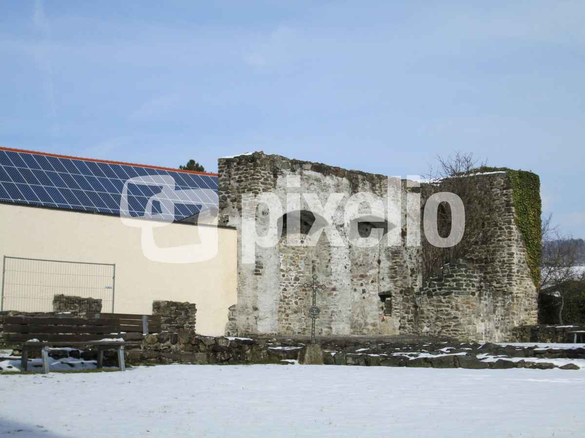 Solaranlage hinter historischen Ruinen