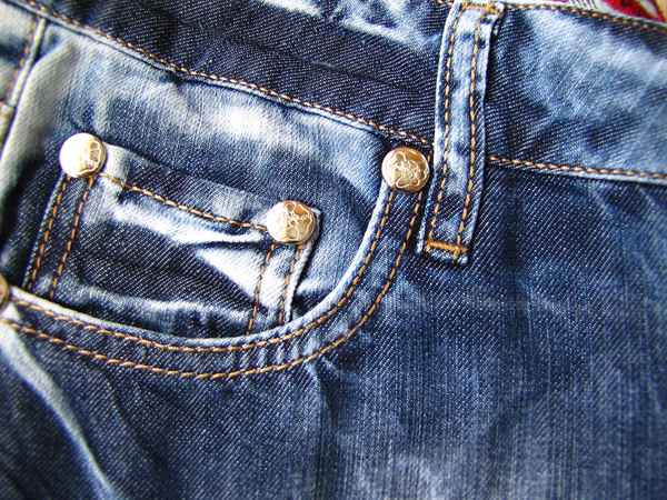 Jeans-Details Nieten und Nähte