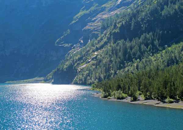 Bergsee im Gegenlicht