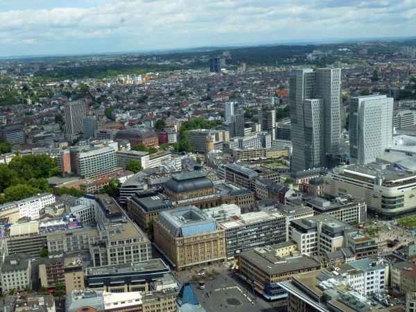 Blick auf Frankfurts kleine Hochhäuser