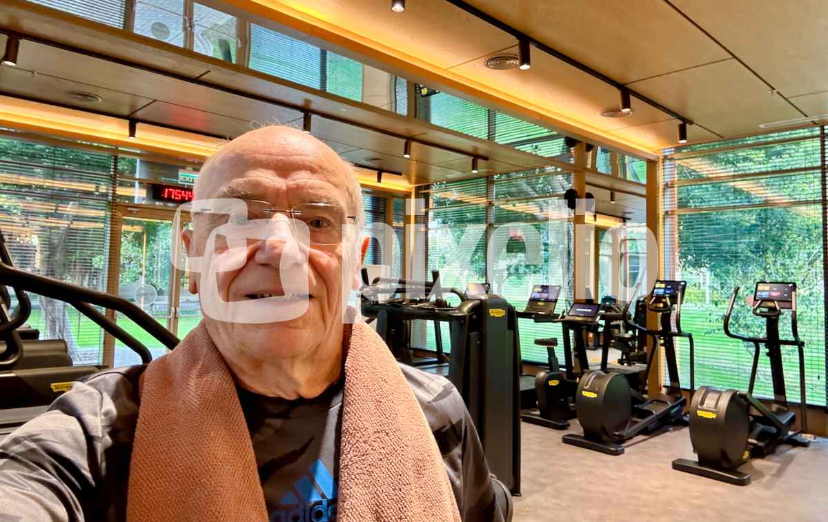 Senior im Fitnessstudio