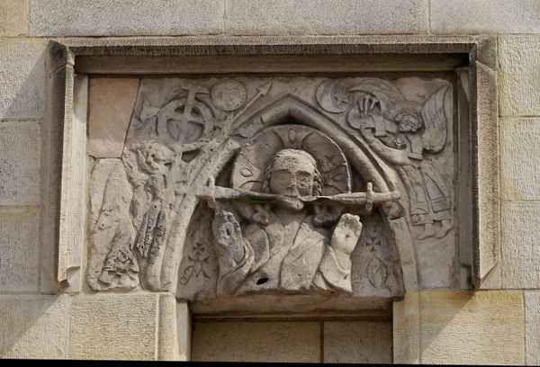 mittelalterliche Heiligenszene über Kirchentüre zu Hameln