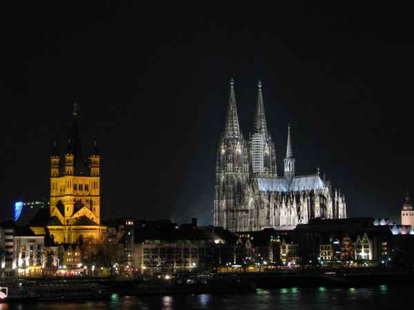 Ein Blick auf den Kölner Dom bei Nacht