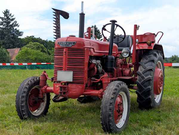 Farmall Diesel Traktor auf dem Oldtimer und Traktorentreffen 2025 in und auf dem Dobel