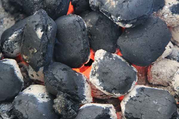 glühende Grillkohle
