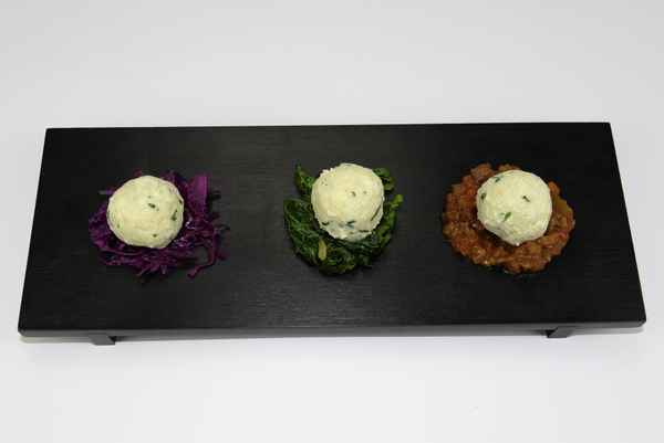 Topfenknödel auf Rotkohl, Blattspinat und Rehragout