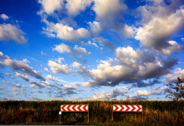 Pfeilschilder am Abend