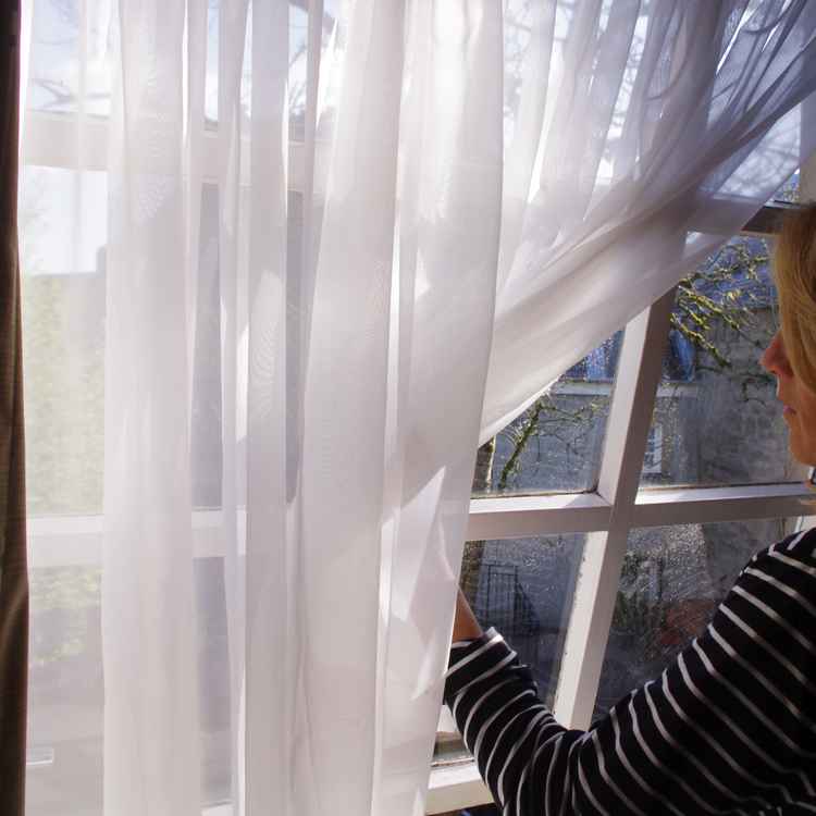 Junge Lady begrüßt den jungen Tag