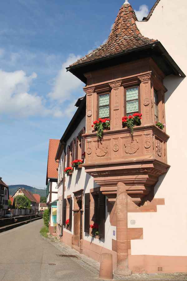 Erker mit Blumenschmuck