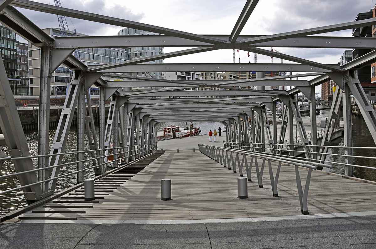 Brücke zum Traditionsschiffhafen
