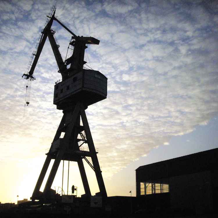 Sonnenaufgang mit Neptunwerft