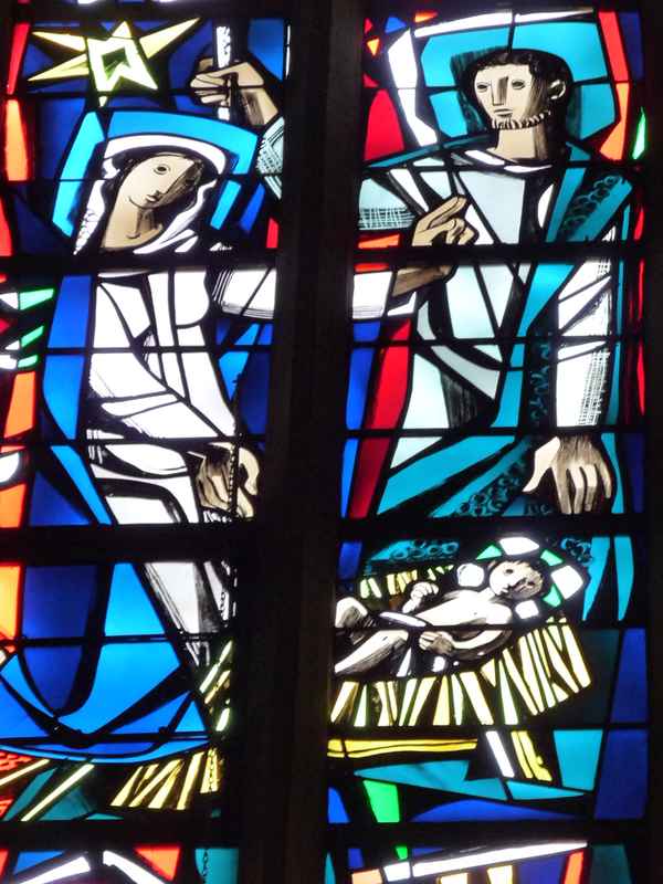 Kirchenfester mit Krippe