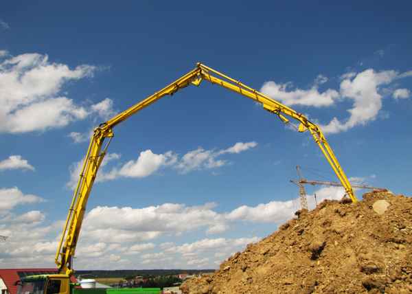 Neubaugebiet mit Betonpumpe und Kran