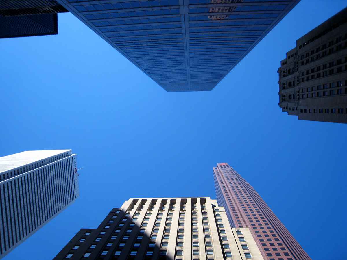 Wolkenkratzer mit Spiegelung