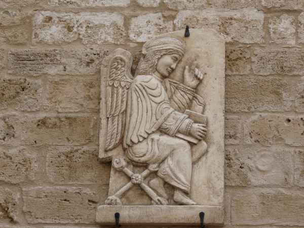 Engel (an der Nikolaus-Kirche in Bari, Italien)