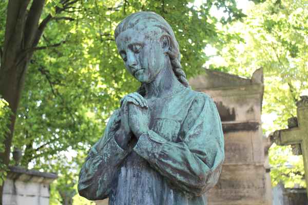 Betender Engel wacht über die Seelen