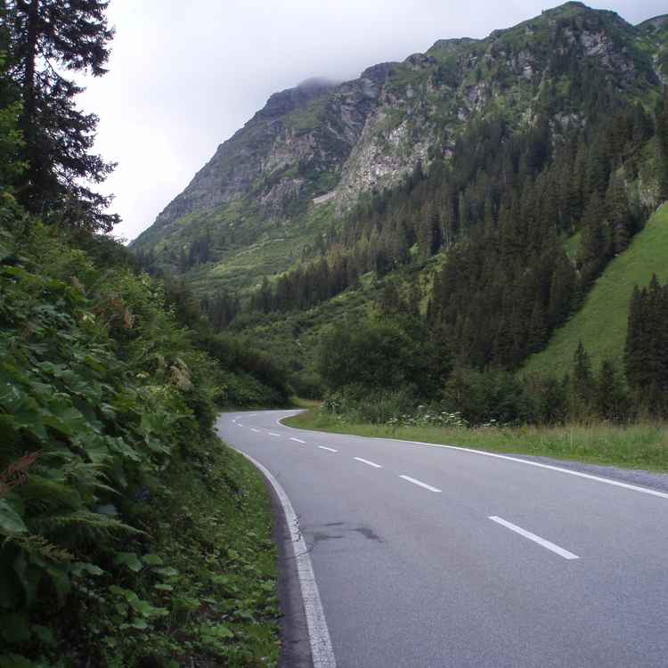 Kurvige Alpenstraße