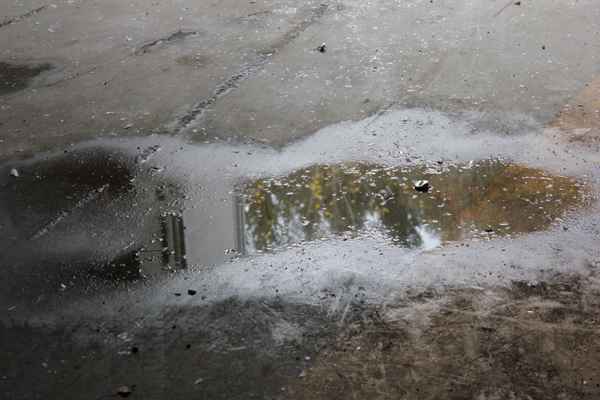 Lost place Spiegelung in Pfütze