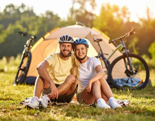 Junges Paar als Radtouristen auf dem Zeltplatz
