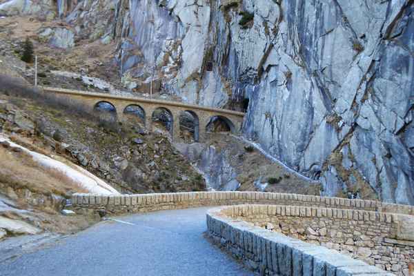 Bahn-Trassee in der Schöllenen