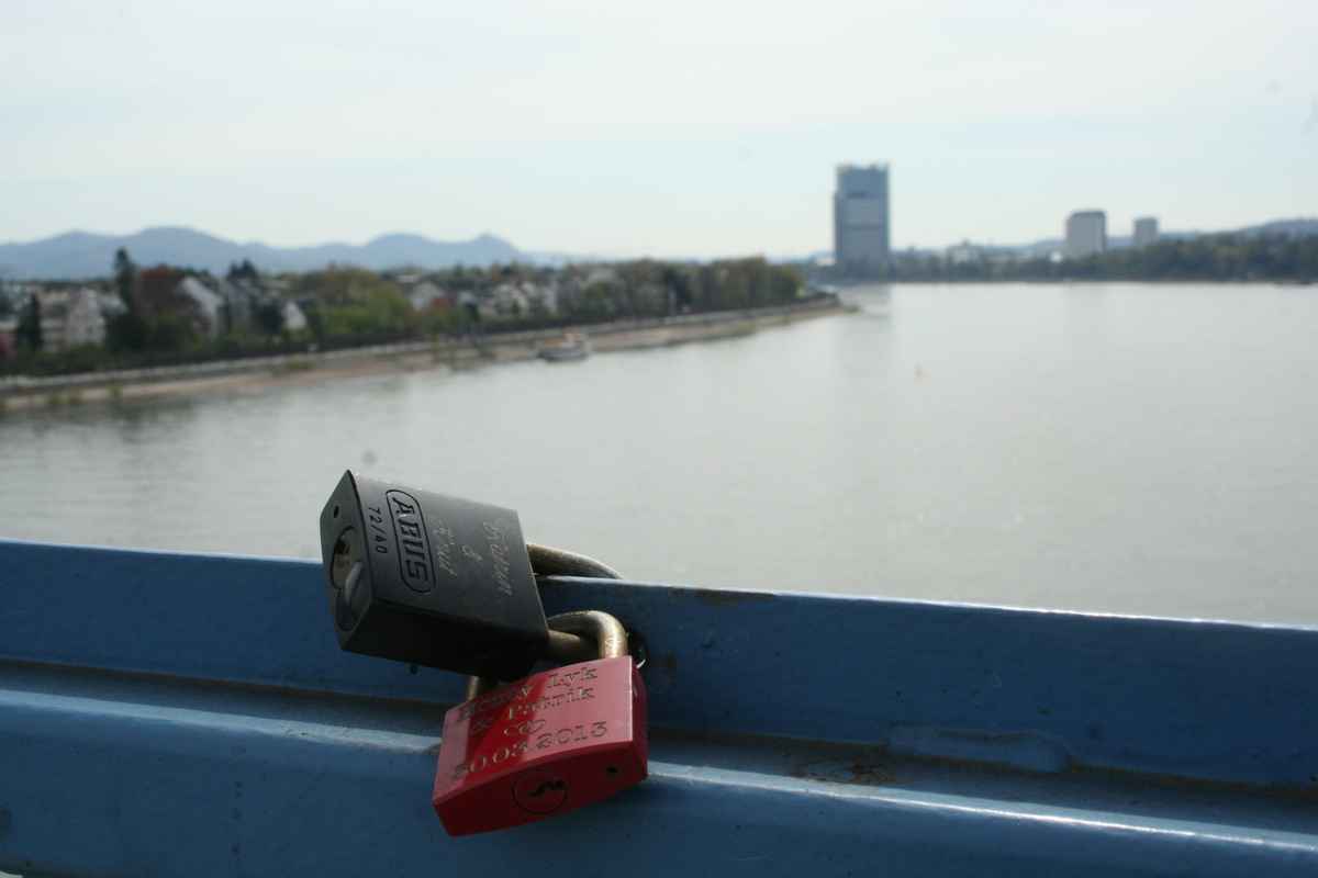 Liebesschloss mit Blick auf Bonn und das Siebengebirge