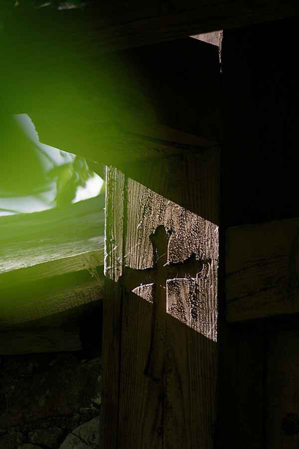 Das Kreuz im Türstock