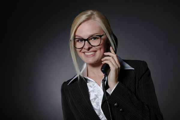 Frau am Telefon