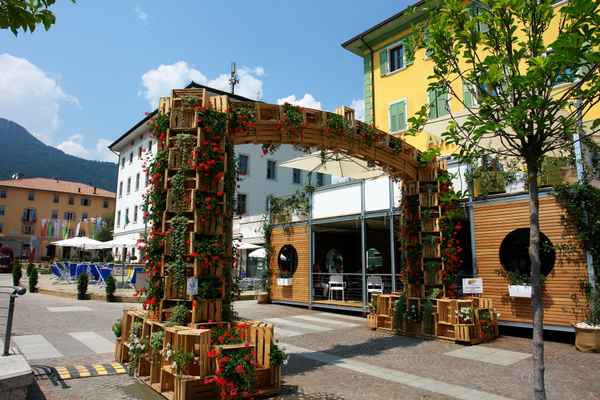 Obstkistenbogen in Cles (Trentino)