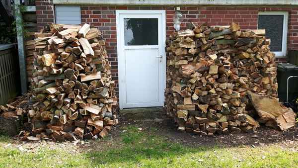 Kaminholz vor der Tür