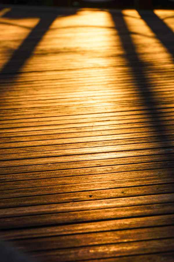 Lange Schatten am Badesteg