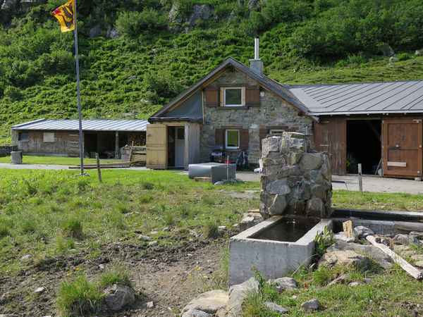 Zwischenhalt bei der Maiensäss «Vorderi Ebni»