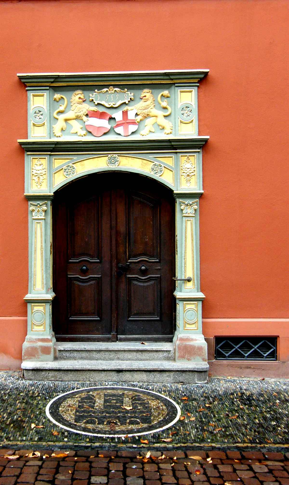 Rathaustür in Freiburg