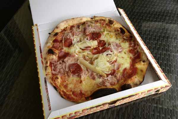 Pizza im Karton