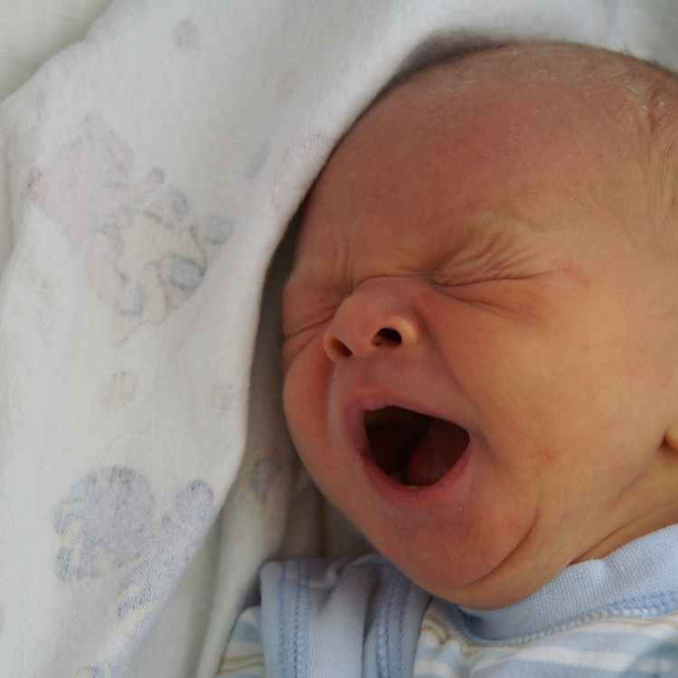 Neugeborenes gähnt