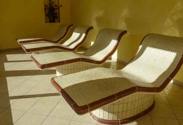 Beheizte Ruheliegen im Wellnessbad 2